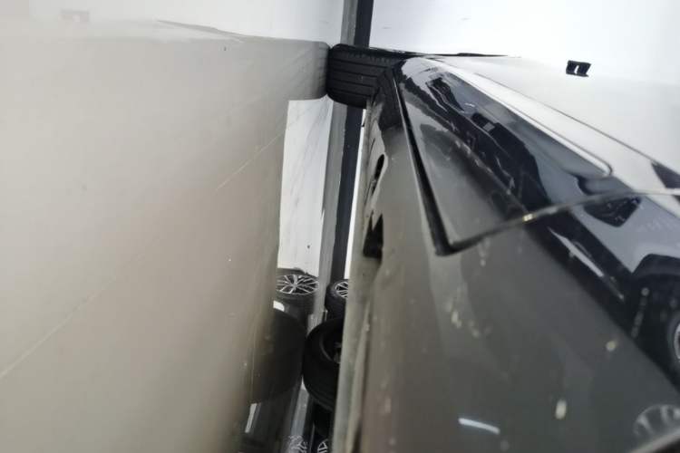 Used Rising R7 2024 Advanced Edition Right Side Sill