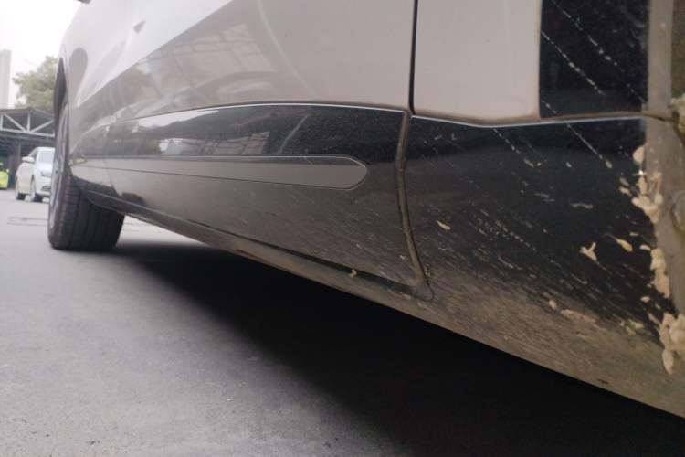 Used Rising R7 2024 Advanced Edition Right Side Sill