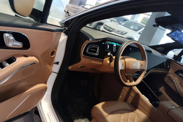 Used Rising R7 2024 Advanced Edition Interior 4