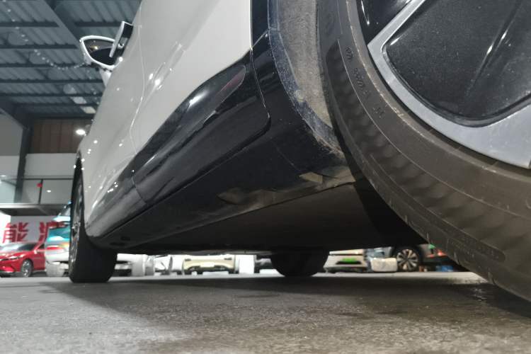 Used Rising R7 2024 Advanced Edition Left Side Sill