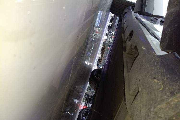 Used Rising R7 2024 Advanced Edition Right Side Sill