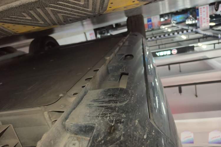 Used Rising R7 2024 Advanced Edition Right Side Sill
