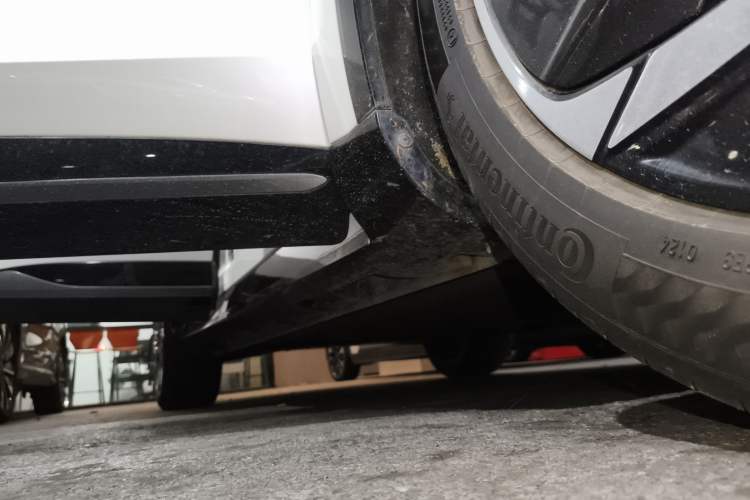 Used Rising R7 2024 Advanced Edition Right Side Sill