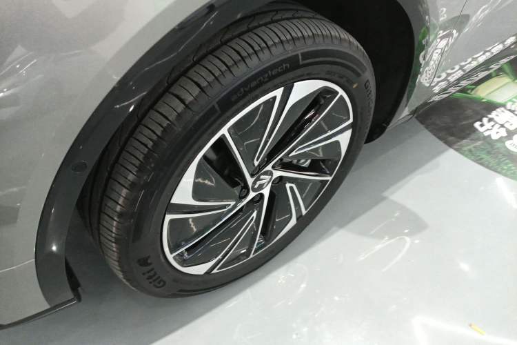 Used Rising R7 2025 Model Advanced Edition Left Front Wheel Hub