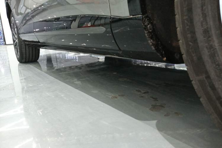 Used Rising R7 2025 Model Advanced Edition Right Side Sill