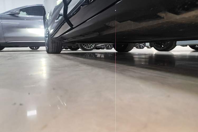 Used Rising R7 2025 Model Advanced Edition Left Side Sill