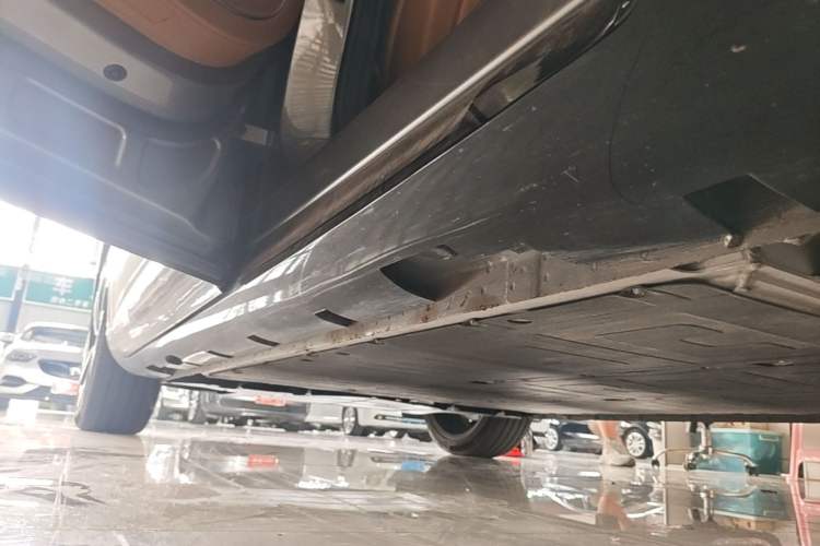 Used Rising R7 2025 Model Long-Range Edition Left Side Sill