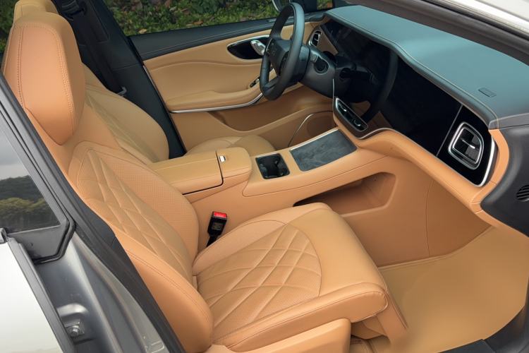 Used Rising R7 2025 Model Long-Range Edition Right Front Seat