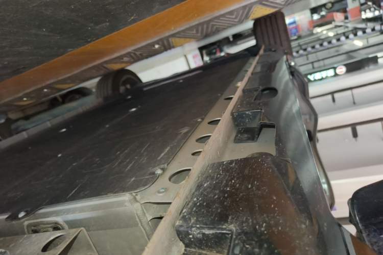 Used Rising R7 2025 Model Advanced Edition Right Side Sill