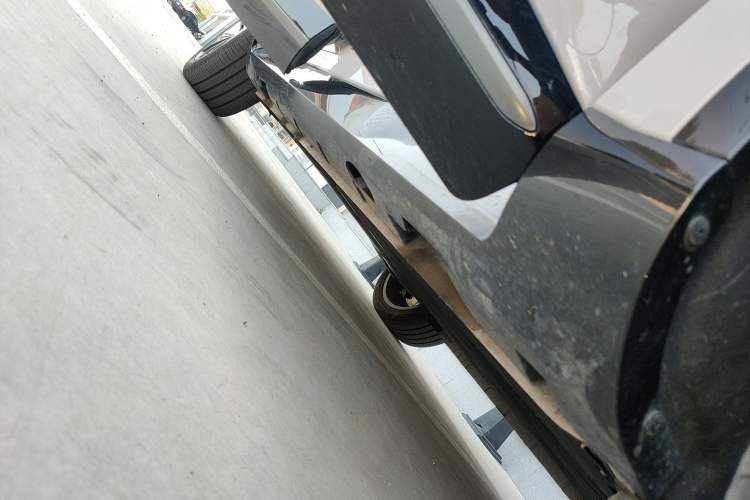Used Rising R7 2025 Model Advanced Edition Right Side Sill