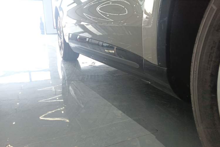 Used Rising R7 2025 Model Advanced Edition Right Side Sill