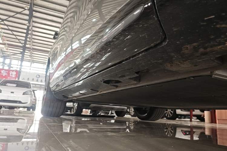 Used Rising R7 2025 Model Long-Range Edition Right Side Sill