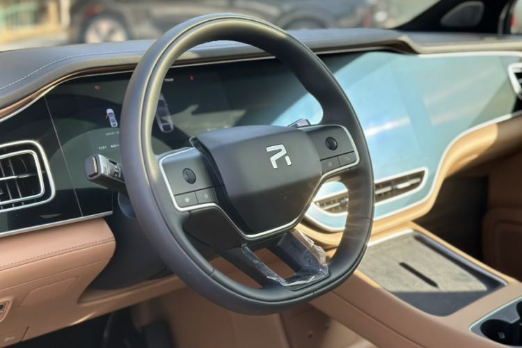 Used Rising R7 2025 Model Long-Range Edition Interior 7