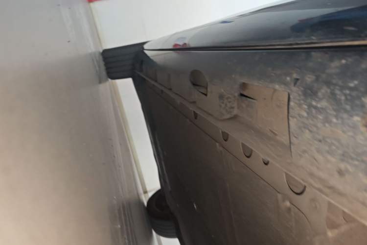 Used Rising R7 2025 Model Advanced Edition Right Side Sill