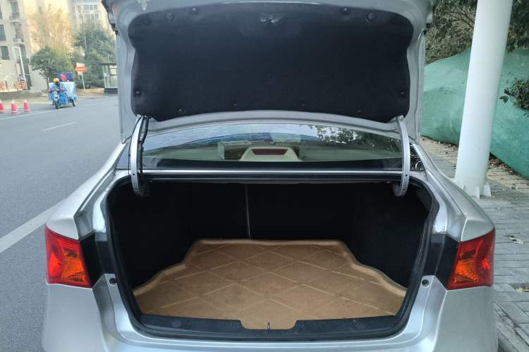 Used Roewe 350 2010 350C 1.5L Automatic Xunyi Edition Trunk