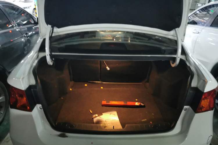 Used Roewe 350 2010 350C 1.5L Automatic Xunyi Edition Trunk