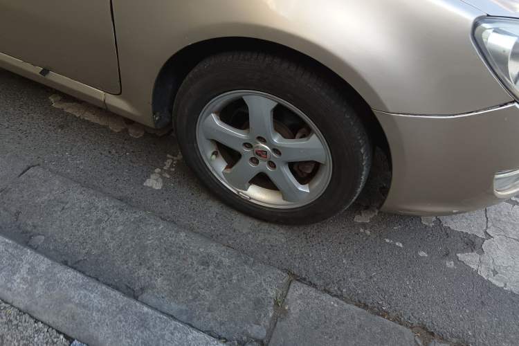 Used Roewe 350 2011 350S 1.5L Manual Xunchi Edition Right Front Wheel Hub