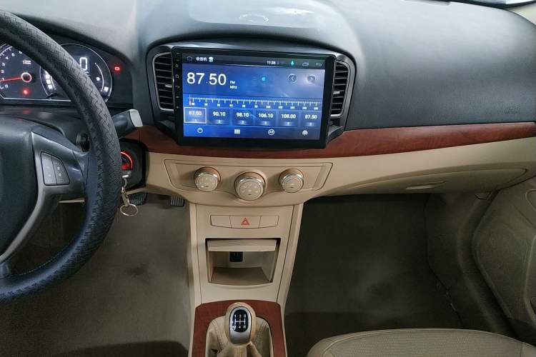 Used Roewe 350 2012 1.5L Manual New Year Special Value Edition Audio And AC Panel