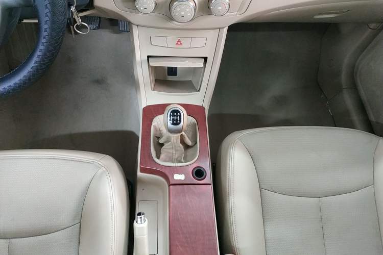 Used Roewe 350 2012 1.5L Manual New Year Special Value Edition Gear Lever