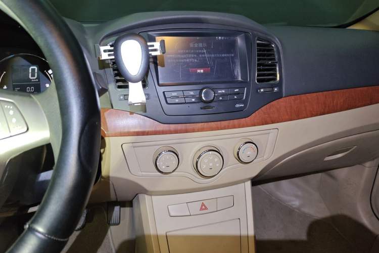 Used Roewe 350 2012 1.5L Manual Smart Value Edition Audio And AC Panel