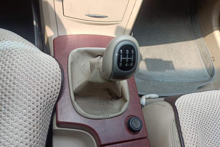 Used Roewe 350 2012 1.5L Manual New Year Special Value Edition Gear Lever