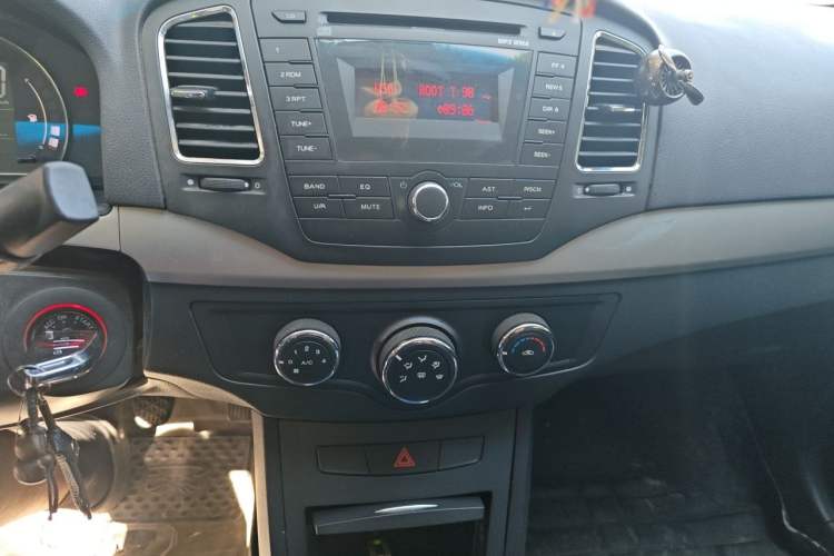 Used Roewe 350 2012 1.5L Manual New Year Special Value Edition Audio And AC Panel