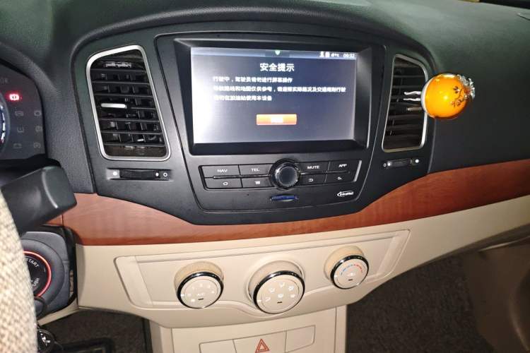 Used Roewe 350 2012 1.5L Manual New Year Special Value Edition Audio And AC Panel
