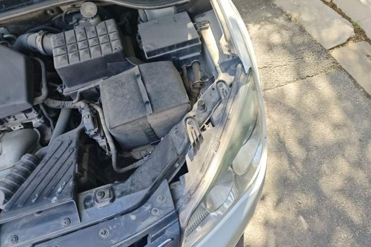 Used Roewe 350 2012 1.5L Manual New Year Special Value Edition Engine Bay Left