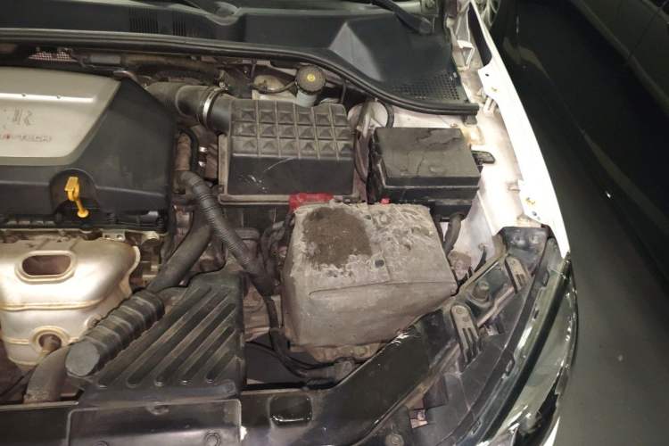 Used Roewe 350 2012 1.5L Manual New Year Special Value Edition Engine Bay Left