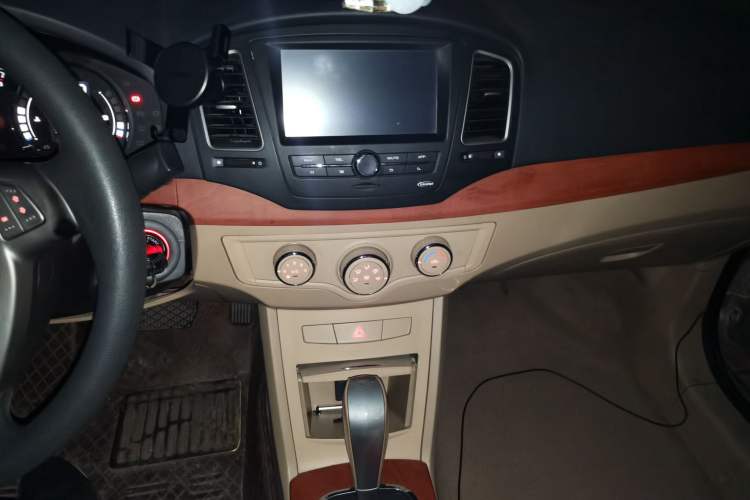 Used Roewe 350 2012 1.5L Automatic Smart Value Edition Audio And AC Panel