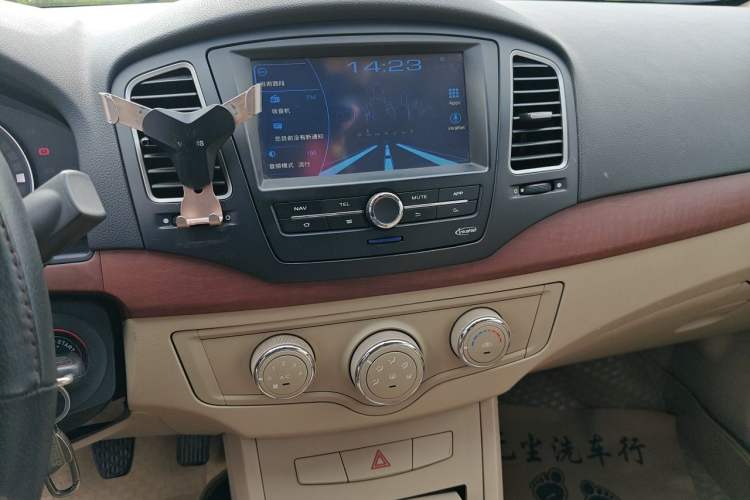 Used Roewe 350 2013 350C 1.5L Manual Swift Edition Audio And AC Panel