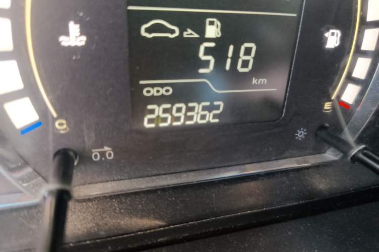 Used Roewe 350 2013 350S 1.5L Manual Xunchi Edition Odometer Close Up