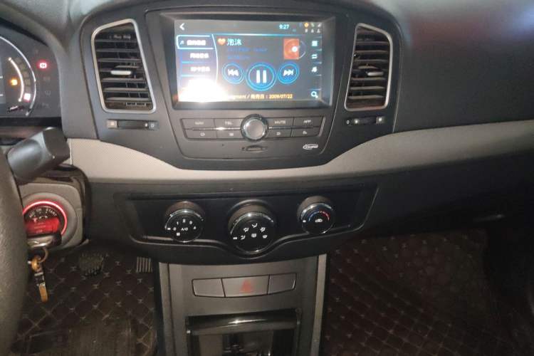 Used Roewe 350 2013 350C 1.5L Manual Swift Edition Audio And AC Panel
