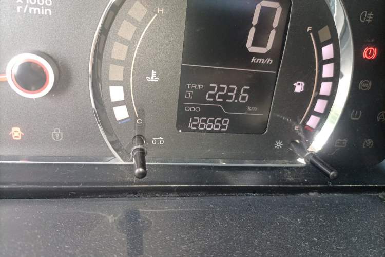 Used Roewe 350 2013 350S 1.5L Manual Xunchi Edition Odometer Close Up