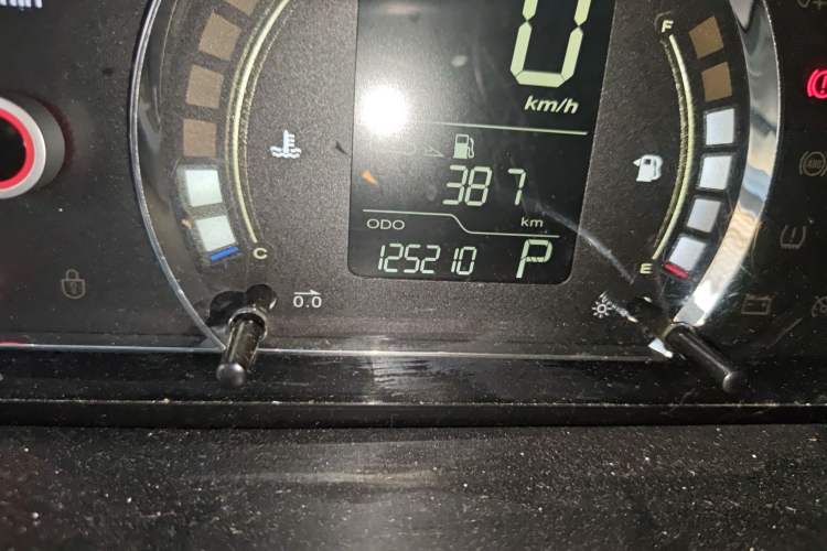 Used Roewe 350 2013 350C 1.5L Automatic Xunyue Edition Odometer Close Up