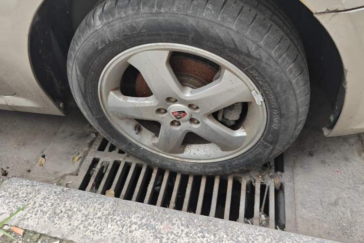 Used Roewe 350 2013 350S 1.5L Manual Xunchi Edition Right Front Wheel Hub