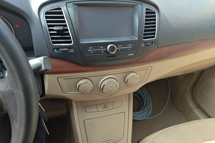 Used Roewe 350 2013 350C 1.5L Manual Swift Edition Audio And AC Panel