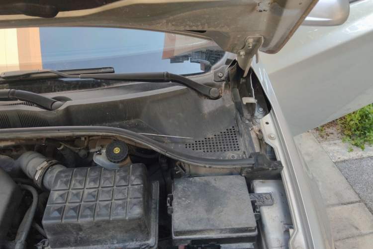 Used Roewe 350 2013 350S 1.5L Manual Xunchi Edition Engine Bay Left