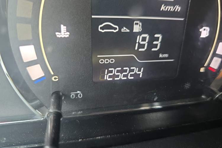 Used Roewe 350 2013 350C 1.5L Manual Swift Edition Odometer Close Up