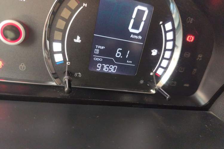 Used Roewe 350 2013 350S 1.5L Manual Xunchi Edition Odometer Close Up