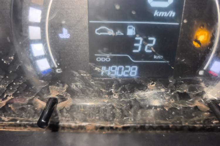 Used Roewe 350 2013 350S 1.5L Manual Xunchi Edition Odometer Close Up