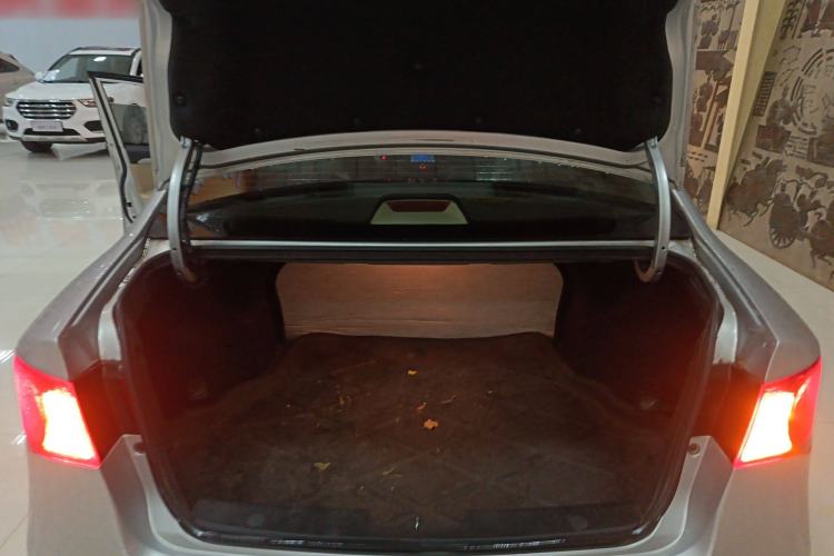 Used Roewe 350 2013 350S 1.5L Manual Xunchi Edition Trunk