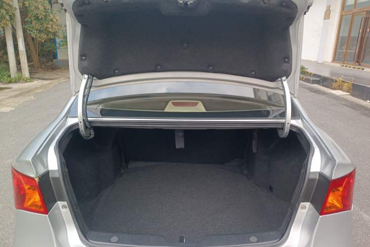 Used Roewe 350 2013 350S 1.5L Manual Xunchi Edition Trunk