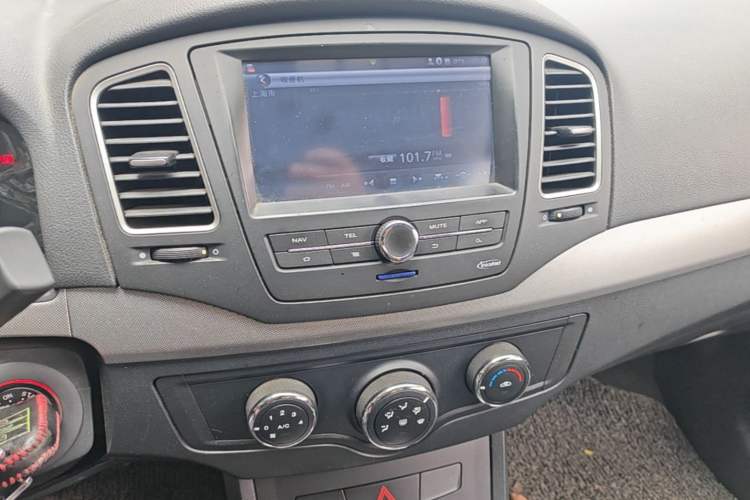 Used Roewe 350 2013 350C 1.5L Manual Swift Edition Audio And AC Panel