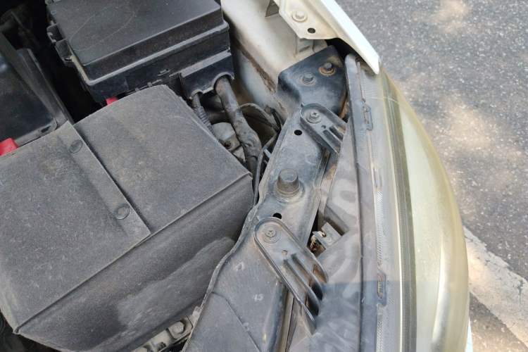 Used Roewe 350 2013 350S 1.5L Manual Xunchi Edition Engine Bay Left