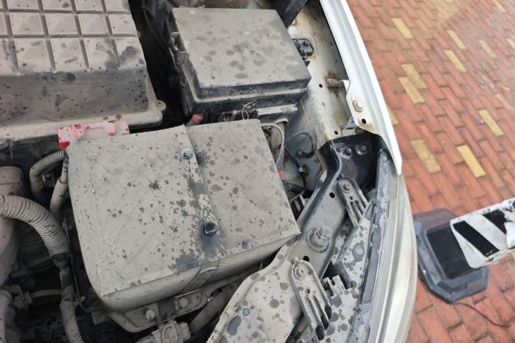 Used Roewe 350 2013 350S 1.5L Manual Xunchi Edition Engine Bay Left