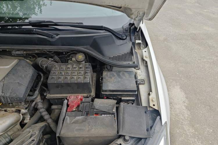 Used Roewe 350 2013 350S 1.5L Manual Xunchi Edition Engine Bay Left