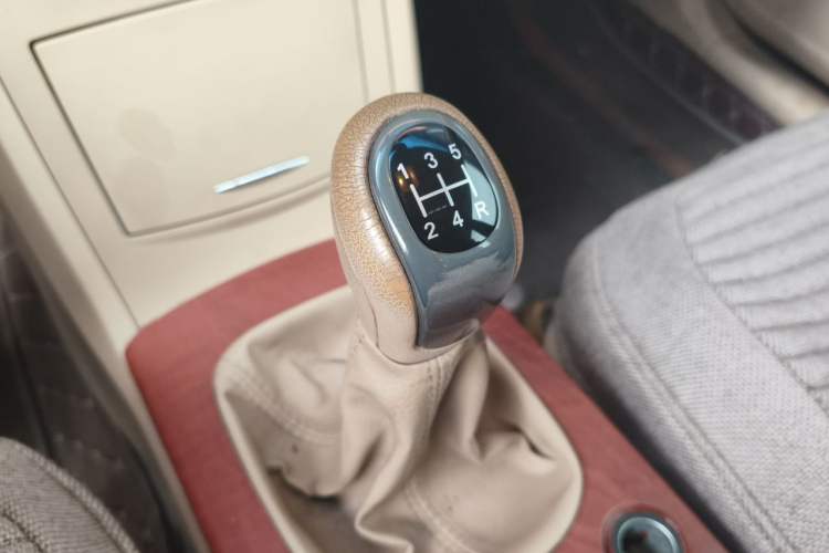 Used Roewe 350 2013 350C 1.5L Manual Swift Edition Gear Lever
