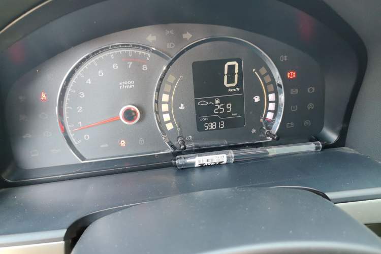 Used Roewe 350 2013 350S 1.5L Manual Xunchi Edition Odometer Close Up