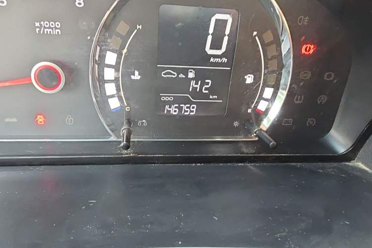Used Roewe 350 2013 350S 1.5L Manual Xunchi Edition Odometer Close Up